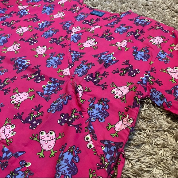 NWOT Carol’s Scrubs Woman’s Pink Frog Scrub Top - Picture 5 of 9